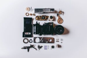 fotografía de las partes de una cámara réflex